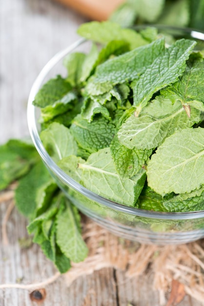 Ciotola con foglie di menta