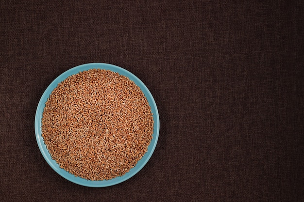 Ciotola con grano su un tavolo con copia spazio per ricetta