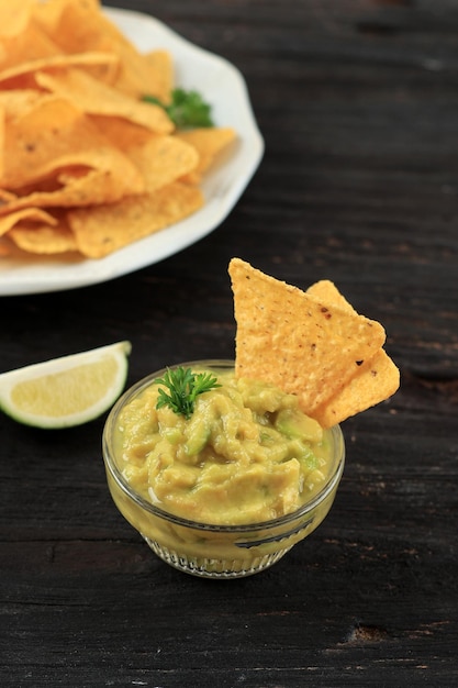 Ciotola con guacamole e nachos