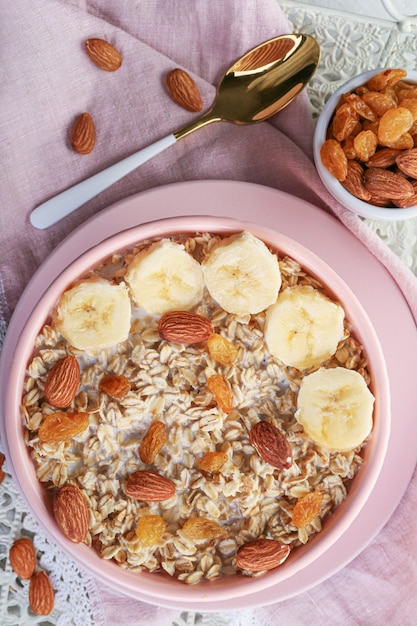 Ciotola con gustosa farina d'avena dolce sul vassoio