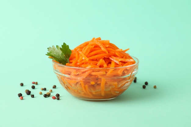 Ciotola con gustosa insalata di carote e pepe