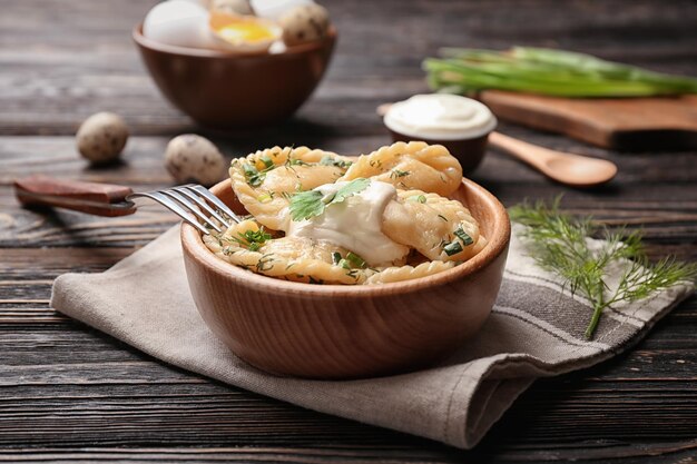 Ciotola con gustosi gnocchi sul tavolo