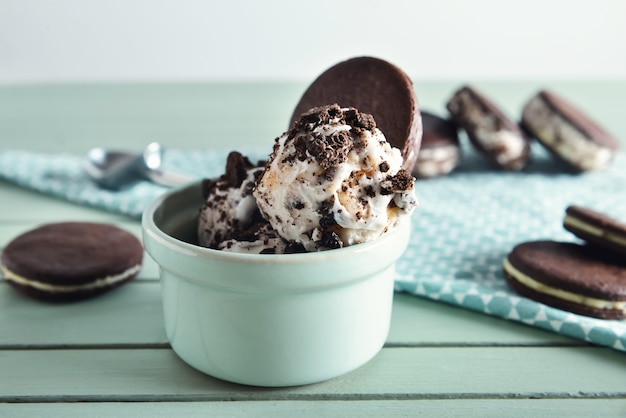 Ciotola con gustoso gelato e biscotti al cioccolato sul tavolo