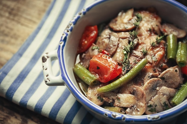 Ciotola con gustoso pollo al marsala e verdure sul tovagliolo