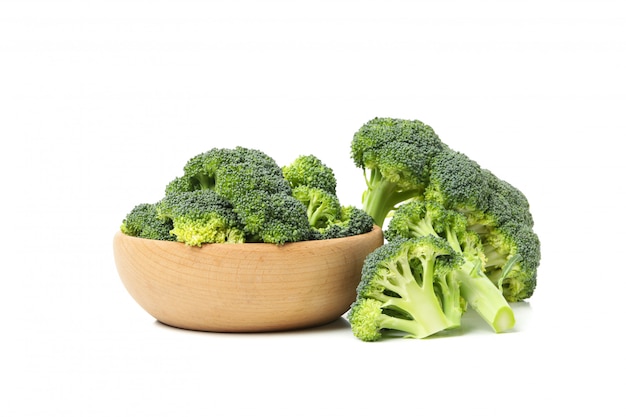 Ciotola con i broccoli isolati su bianco. Verdura fresca