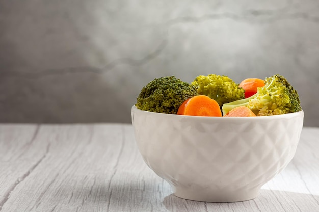 Ciotola con insalata di broccoli e carote