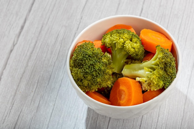 Ciotola con insalata di broccoli e carote