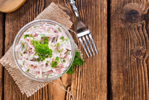 Ciotola con insalata di carne