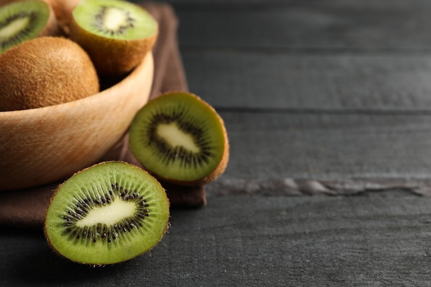 Ciotola con kiwi maturo sul tavolo di legno