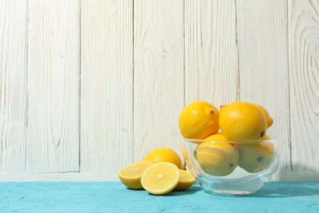 Ciotola con limoni sul tavolo blu. Frutto maturo