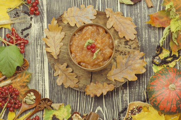 Ciotola con marmellata di mele