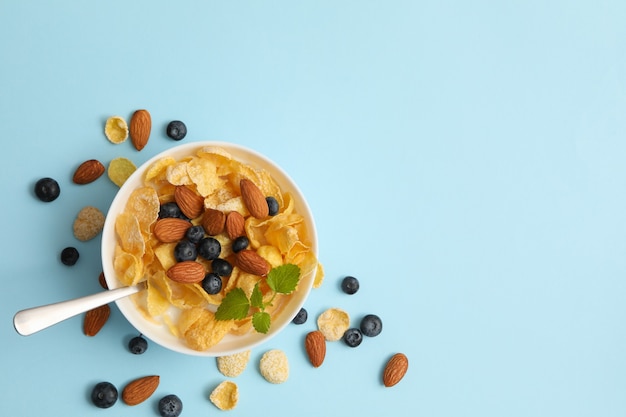 Ciotola con muesli, mandorle, menta e mirtilli