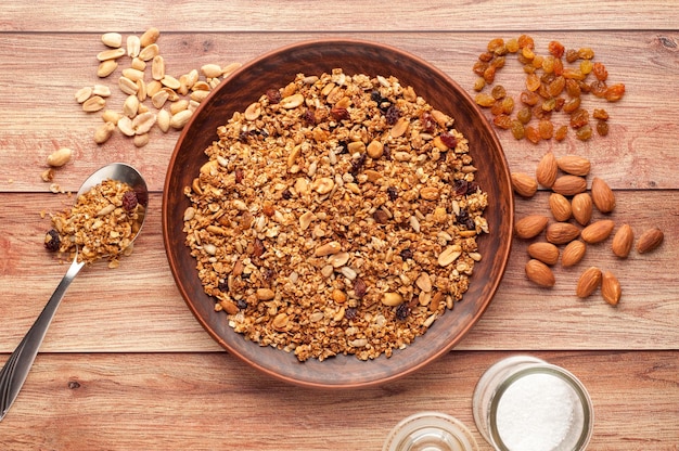 Ciotola con muesli su fondo di legno