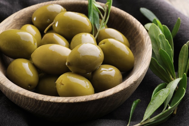 Ciotola con olive verdi su stoffa