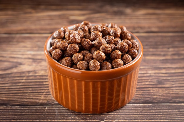 Ciotola con palle di cioccolato di cereali