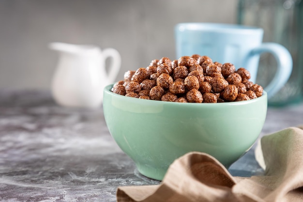 Ciotola con palle di cioccolato di cereali