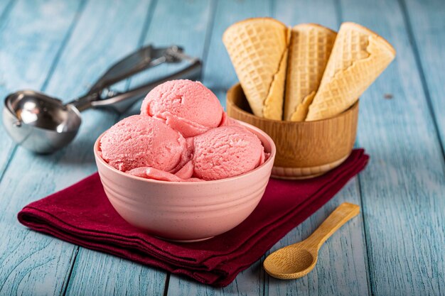 Ciotola con palline di gelato alla fragola.