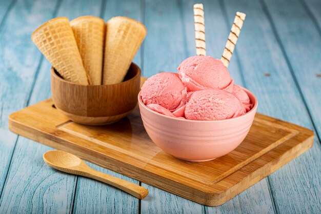 Ciotola con palline di gelato alla fragola.