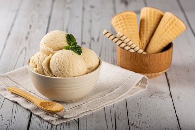 Ciotola con palline di gelato alla vaniglia.