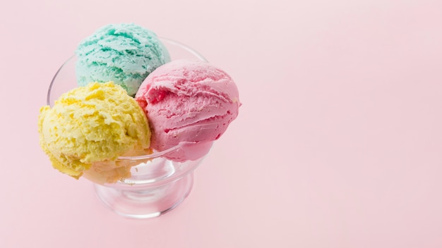 Ciotola con palline di gelato dolce
