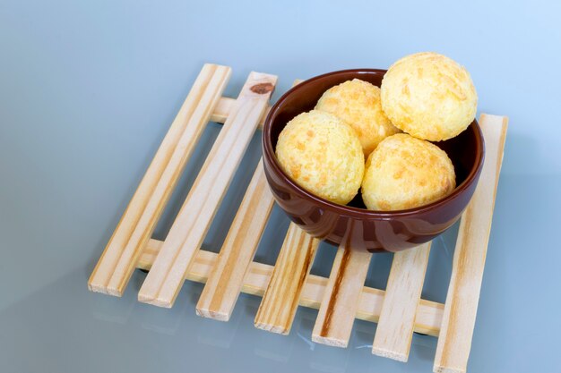 Ciotola con pane al formaggio su pallet di legno