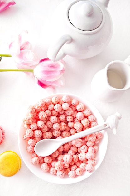 Ciotola con polpette di mais dolce alla fragola. Cereali per la colazione deliziosi e salutari.