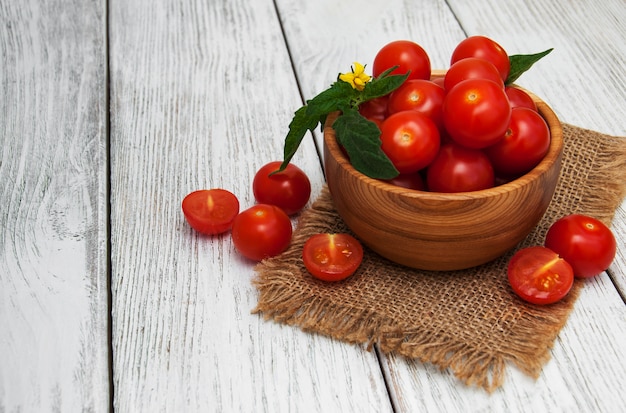 Ciotola con pomodori freschi