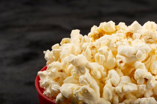 Ciotola con popcorn salati mal la tavola