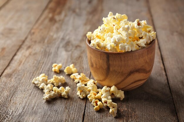 Ciotola con popcorn su tavola di legno