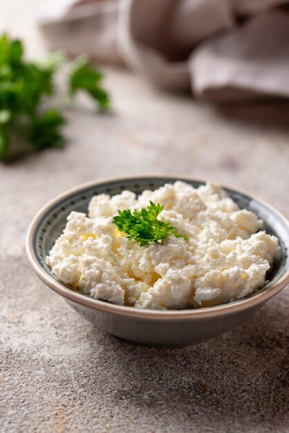 Ciotola con ricotta fatta in casa