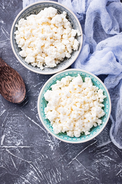 Ciotola con ricotta fatta in casa