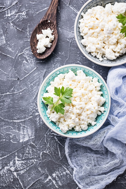 Ciotola con ricotta fatta in casa