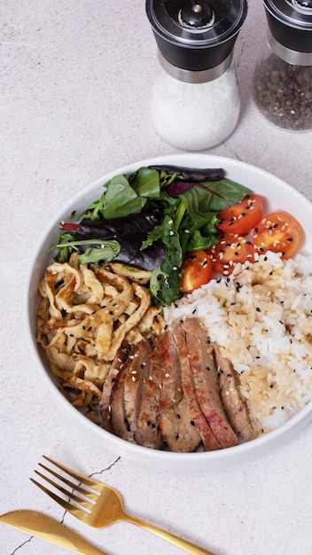 Ciotola con riso, vitello e verdure vista dall'alto concetto di nutrizione equilibrata