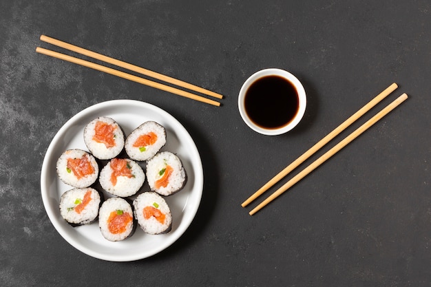 Ciotola con rotoli di sushi sul tavolo