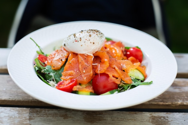 Ciotola con salmone e uovo in camicia