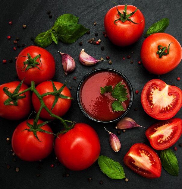 Ciotola con salsa di pomodoro