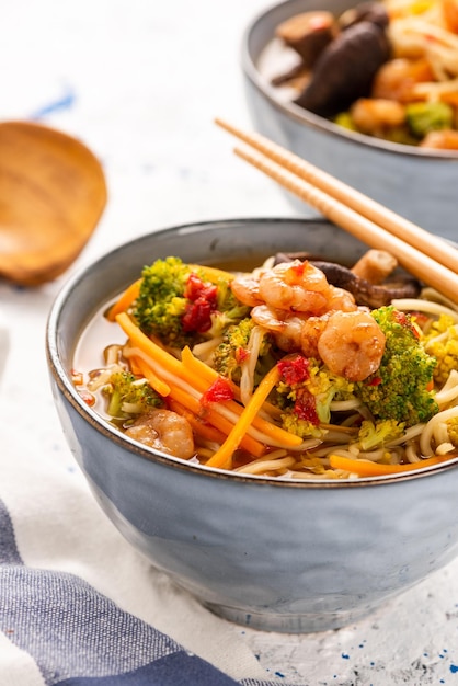 Ciotola con spaghetti gamberi e verdure Zuppa di dieta sana in ciotola