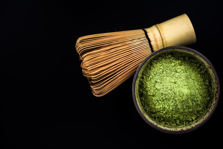 Ciotola con tè Matcha e frusta in bambù