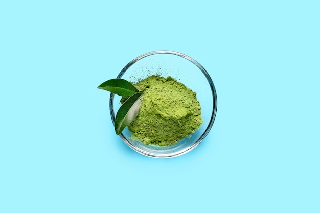 Ciotola con tè matcha in polvere su sfondo colorato