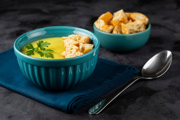 Ciotola con zuppa di cipolle e crostini sul tavolo.