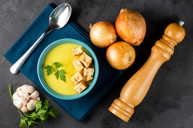 Ciotola con zuppa di cipolle e crostini sul tavolo.