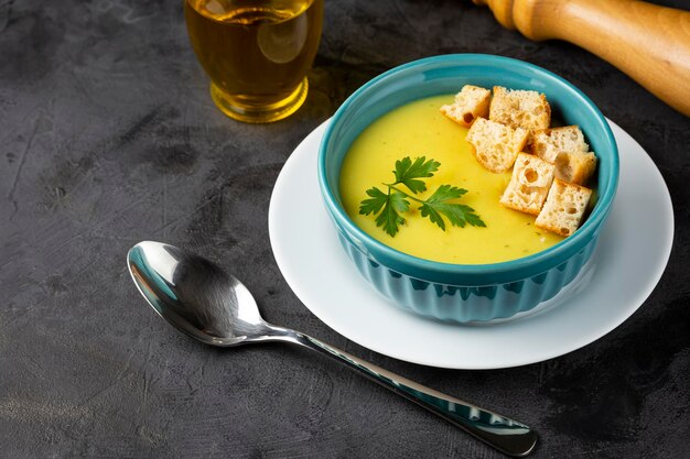 Ciotola con zuppa di cipolle e crostini sul tavolo.