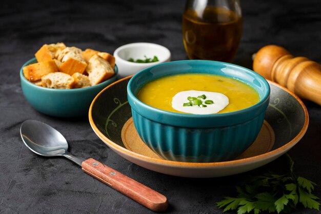 Ciotola con zuppa di zucca sul tavolo.
