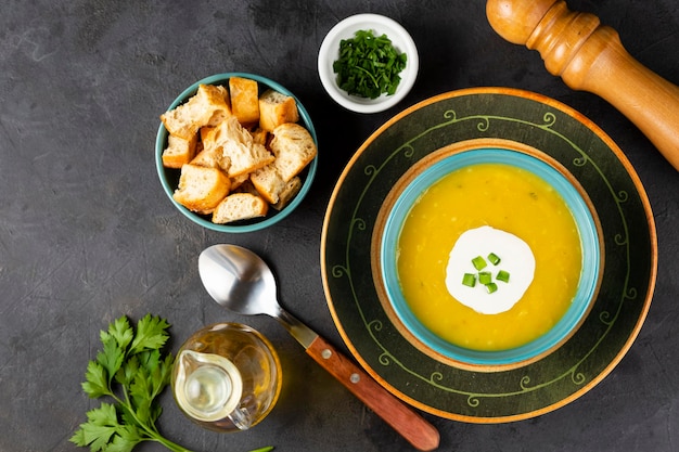 Ciotola con zuppa di zucca sul tavolo.