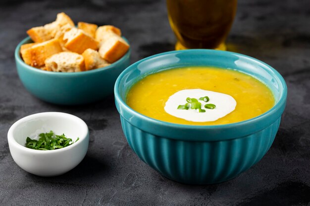 Ciotola con zuppa di zucca sul tavolo.