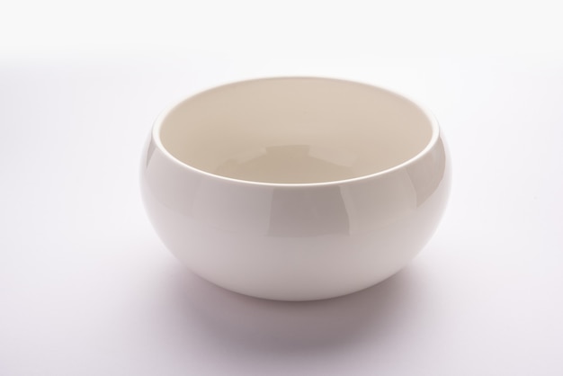 Ciotola da portata in ceramica bianca vuota, isolata su una superficie bianca o grigia