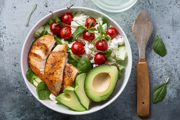 Ciotola da pranzo di caprese con pollo alla griglia e avocado