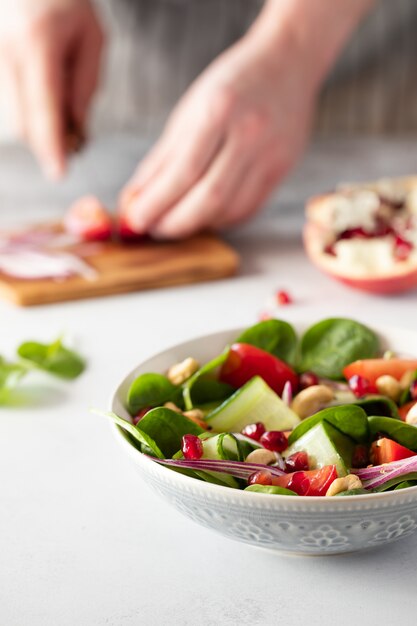 Ciotola da pranzo vegana con insalata