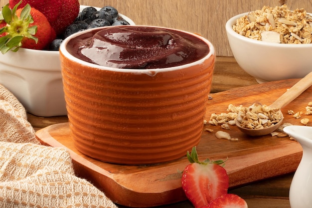 Ciotola di acai brasiliana tradizionale con mirtillo fragola e muesli