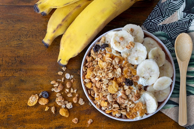 Ciotola di acai con banana e muesli